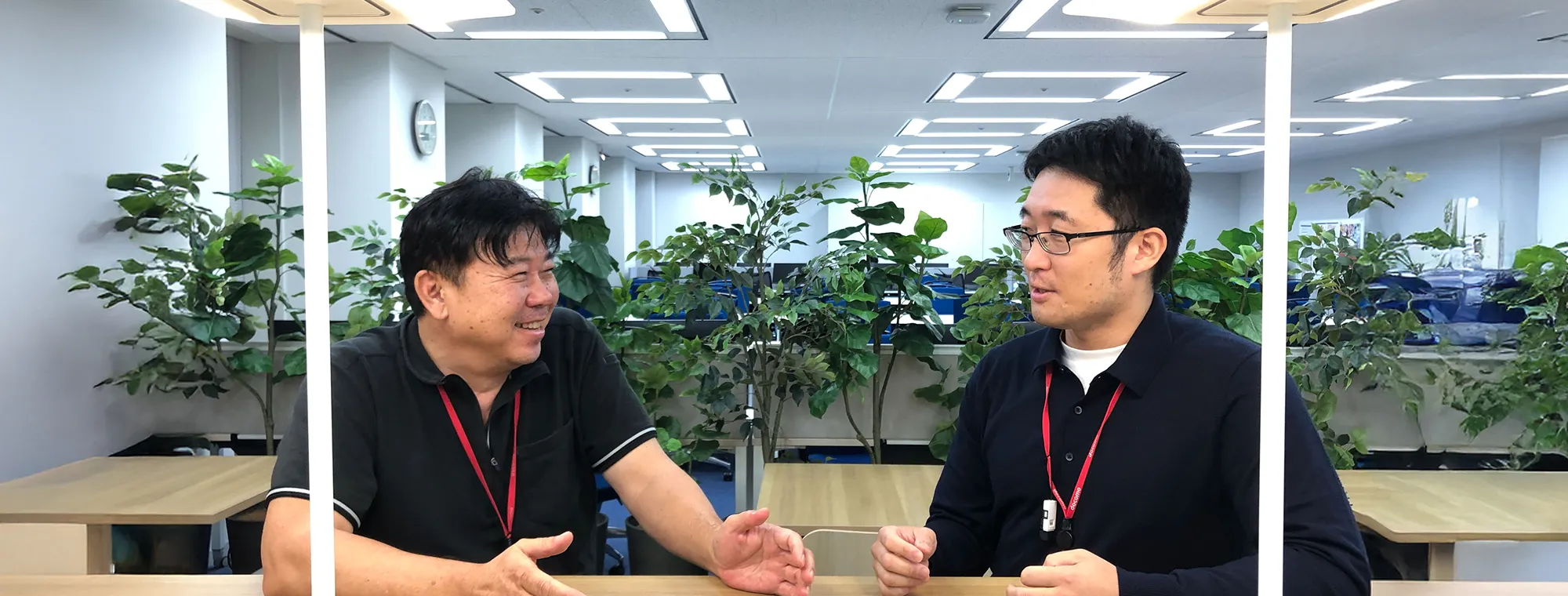 社員二人で対話している