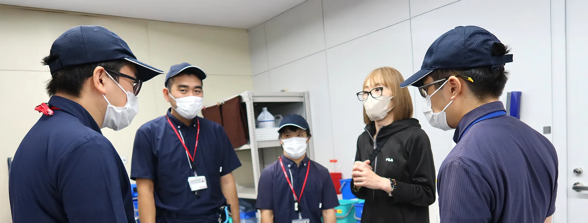 複数人のチームで話す様子