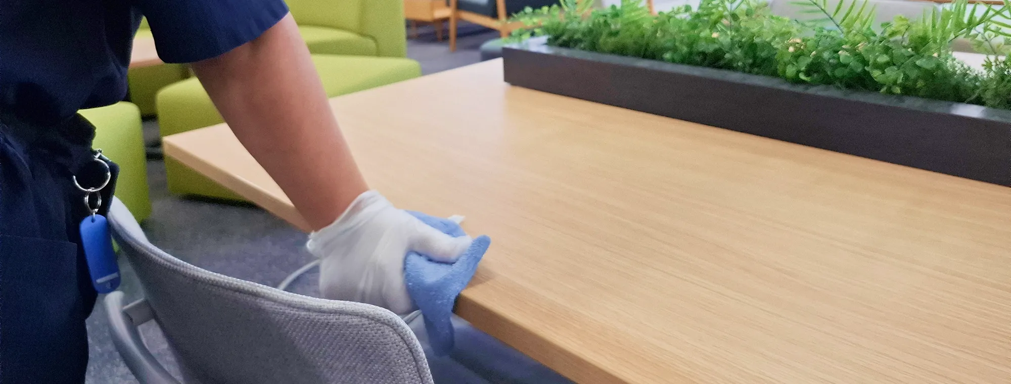 テーブルを消毒している様子