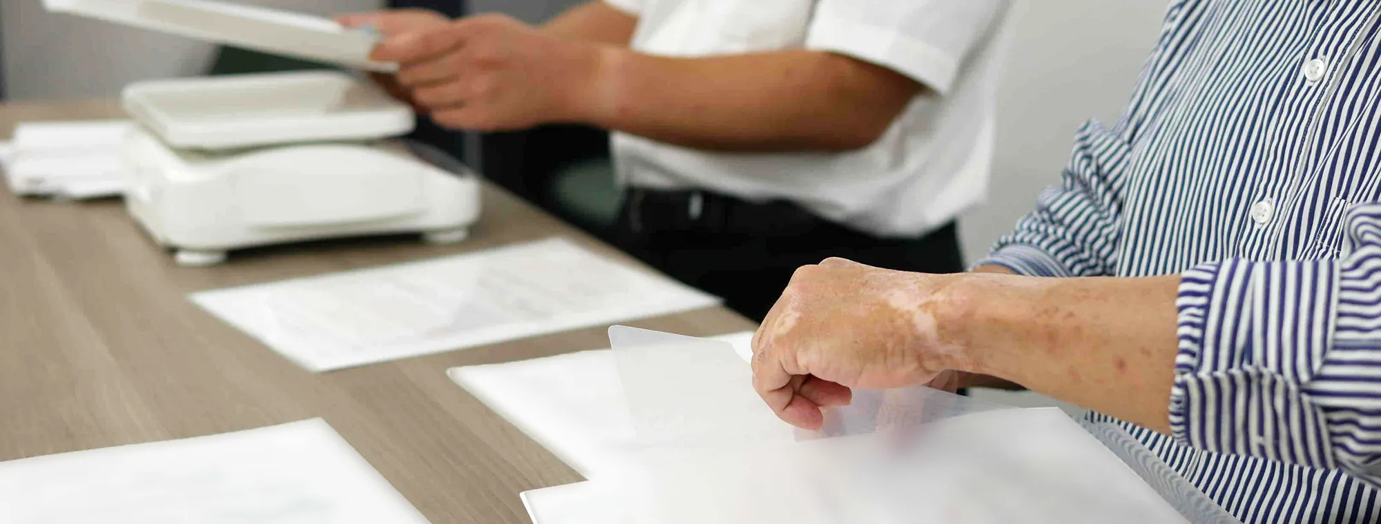 封入作業をしている様子