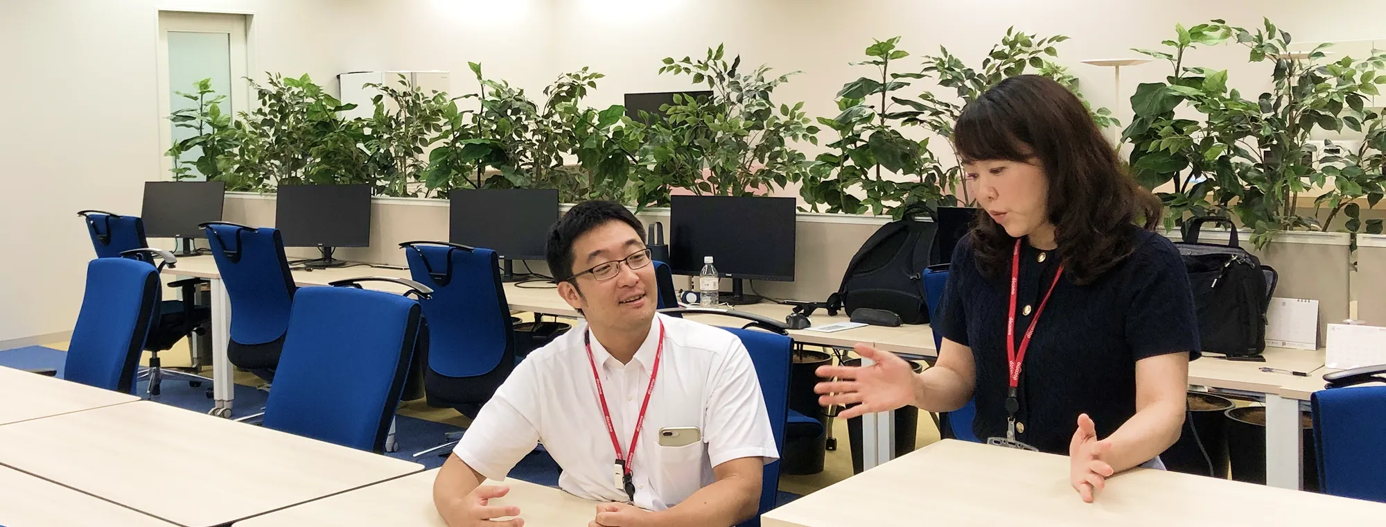 社員が会話をしている様子